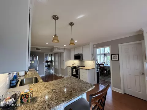 Kitchen - 179 Planters Grv, Brandon, MS 39047 photo 7 of 8