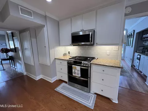 Kitchen - 179 Planters Grv, Brandon, MS 39047 photo 4 of 8