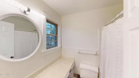 Bath - 8741 Bobwhite Dr, Hernando, MS 38632 photo 5 of 5