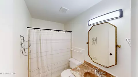 Bath - 8741 Bobwhite Dr, Hernando, MS 38632 photo 4 of 5