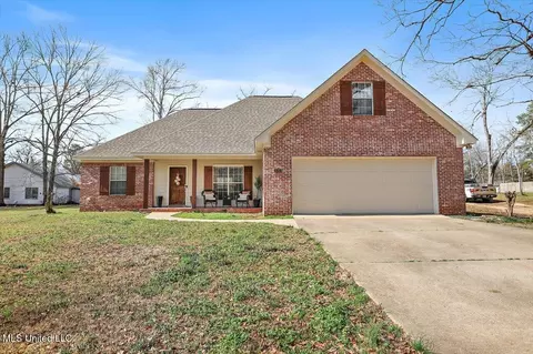 405 Mckay Ave, Pelahatchie, MS 39145