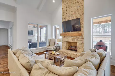 Living - 119 Silverleaf Dr, Madison, MS 39110 photo 5 of 6