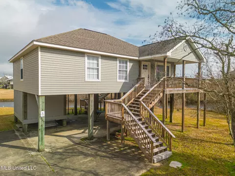 5046 Wyoming St, Bay Saint Louis, MS 39520