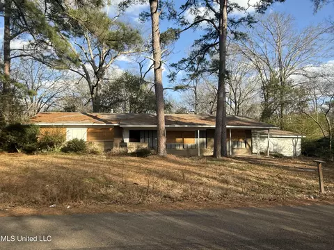 321 W Leavell Woods Dr, Jackson, MS 39212