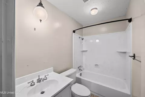 Bath - 25 Ripple, Brandon, MS 39042 photo 1 of 2