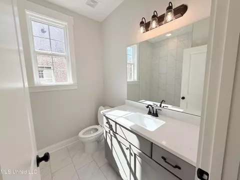 Bath - 758 Coahoma Ct, Nesbit, MS 38651 photo 3 of 4