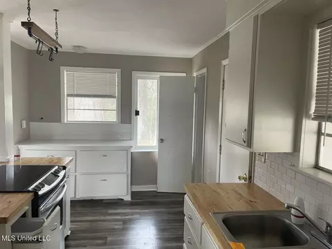 Kitchen - 2282 Upper Dr, Pearl, MS 39208 photo 1 of 2