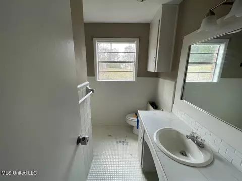 Bath - 2282 Upper Dr, Pearl, MS 39208 photo 1 of 3