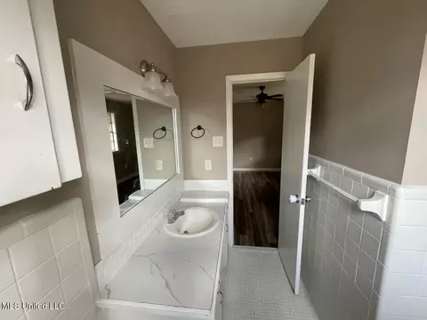 Bath - 2282 Upper Dr, Pearl, MS 39208 photo 2 of 3