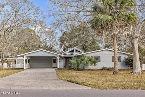 2002 Belair St, Pascagoula, MS 39567