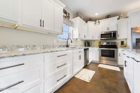 Kitchen - 3258 Stonecypher Rd, Lucedale, MS 39452 photo 3 of 4