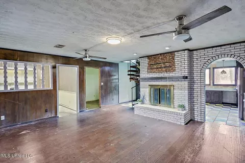 Living - 121 Yorkshire, Jackson, MS 39212 photo 2 of 4