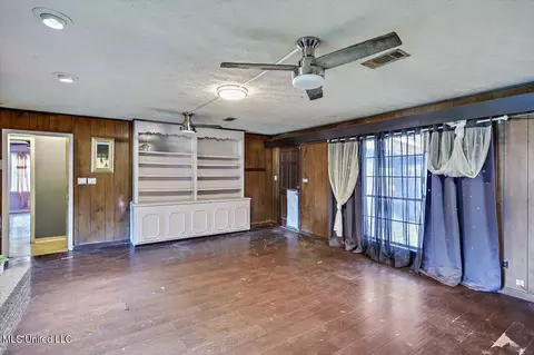 Living - 121 Yorkshire, Jackson, MS 39212 photo 4 of 4
