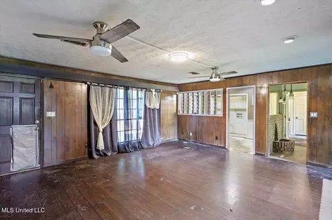 Living - 121 Yorkshire, Jackson, MS 39212 photo 3 of 4