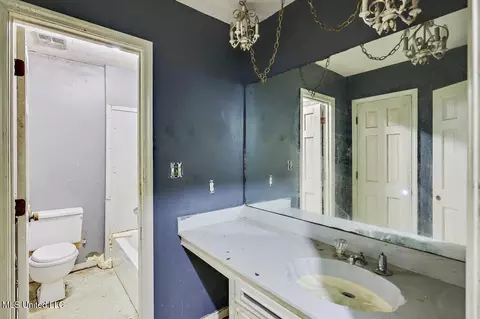 Bath - 121 Yorkshire, Jackson, MS 39212 photo 3 of 4