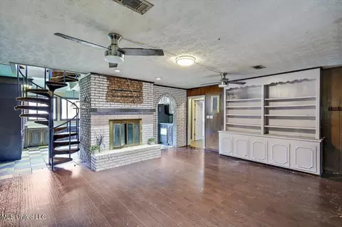 Living - 121 Yorkshire, Jackson, MS 39212 photo 1 of 4