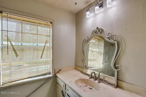 Bath - 121 Yorkshire, Jackson, MS 39212 photo 1 of 4