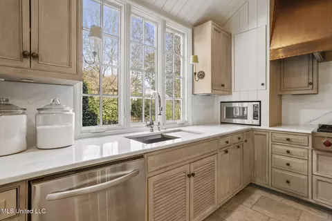 Kitchen - 106 N Meadowbrook, Jackson, MS 39211 photo 4 of 6