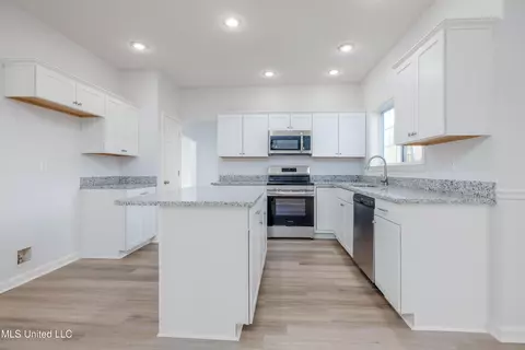 Kitchen - 3160 Grand Oaks Dr, Hernando, MS 38632 photo 2 of 2