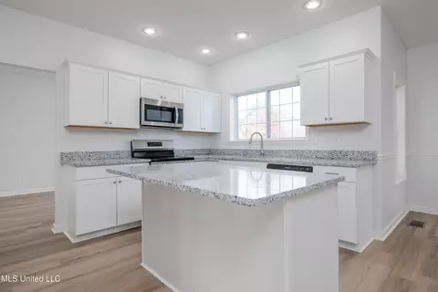 Kitchen - 3160 Grand Oaks Dr, Hernando, MS 38632 photo 1 of 2