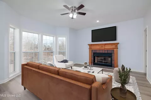 Living - 3160 Grand Oaks Dr, Hernando, MS 38632 photo 5 of 9