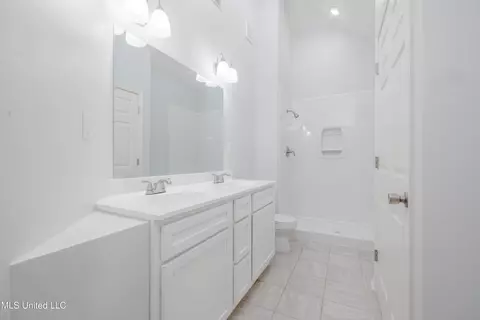 Bath - 3160 Grand Oaks Dr, Hernando, MS 38632 photo 3 of 3
