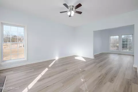 Living - 3160 Grand Oaks Dr, Hernando, MS 38632 photo 1 of 9