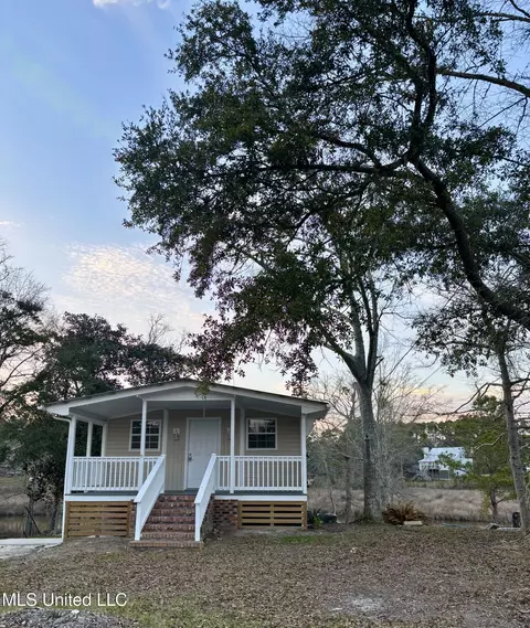 2309 Tradewinds Dr, Gautier, MS 39553