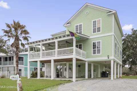 121 Vista Dr, Pass Christian, MS 39571
