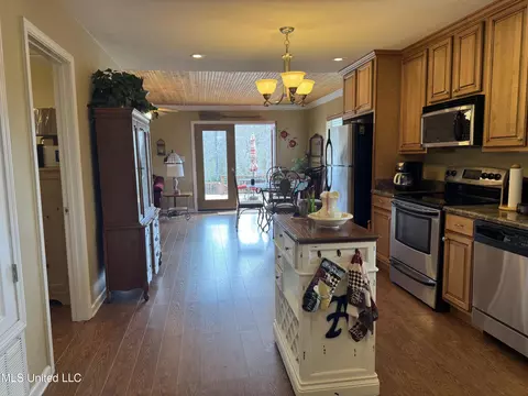 Kitchen - 9018 Riverlodge Dr, Moss Point, MS 39562 photo 2 of 3