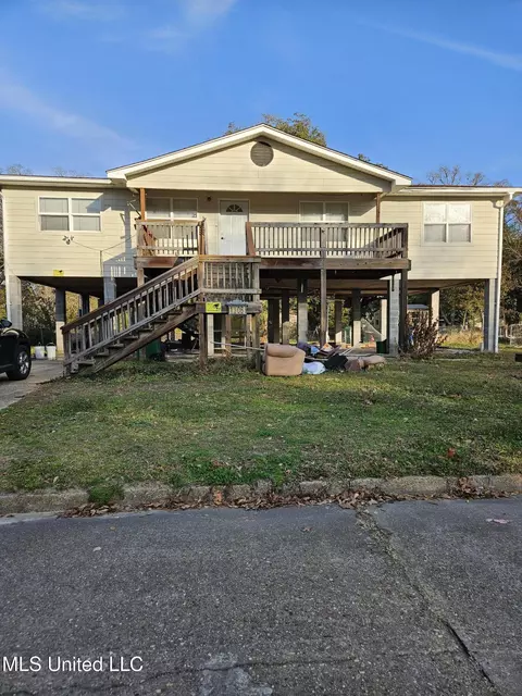 1306 Commanche St, Pascagoula, MS 39581