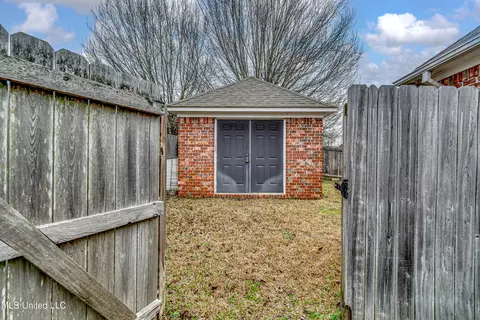 Exterior - 2005 Old Town Pl, Brandon, MS 39042 photo 4 of 11