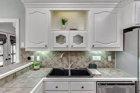 Kitchen - 2005 Old Town Pl, Brandon, MS 39042 photo 3 of 7