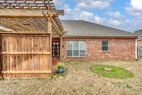 Exterior - 2005 Old Town Pl, Brandon, MS 39042 photo 6 of 11