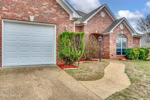 Exterior - 2005 Old Town Pl, Brandon, MS 39042 photo 10 of 11