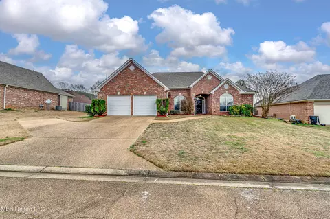Exterior - 2005 Old Town Pl, Brandon, MS 39042 photo 9 of 11