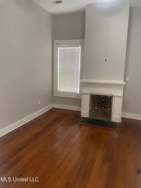 Living - 403 Madison St, Natchez, MS 39120 photo 1 of 1