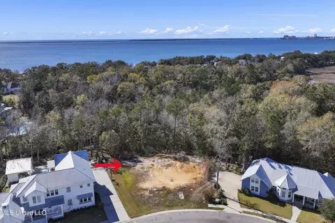 133 Seaside Dr, Ocean Springs, MS 39564
