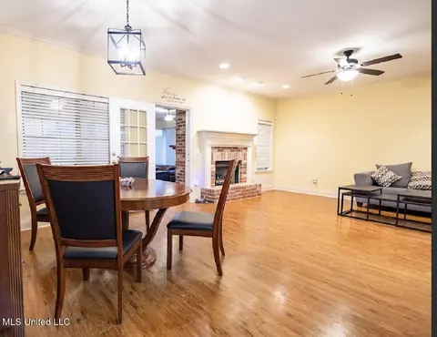 Living - 27 Old Bridge Cove Cv, Byram, MS 39272 photo 2 of 3