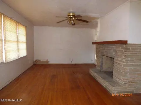 Living - 1 Spruce St, Natchez, MS 39120 photo 1 of 2