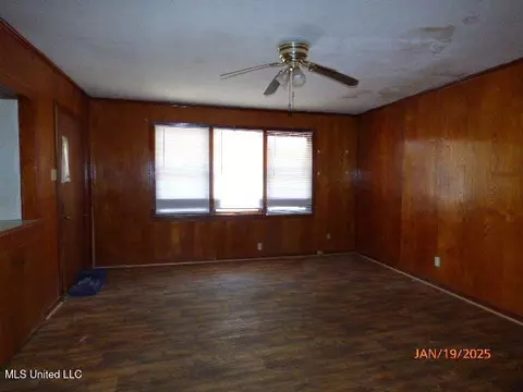 Living - 1 Spruce St, Natchez, MS 39120 photo 2 of 2