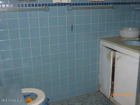 Bath - 1 Spruce St, Natchez, MS 39120 photo 2 of 2