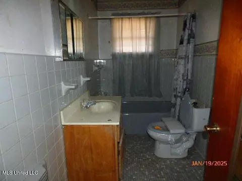Bath - 1 Spruce St, Natchez, MS 39120 photo 1 of 2