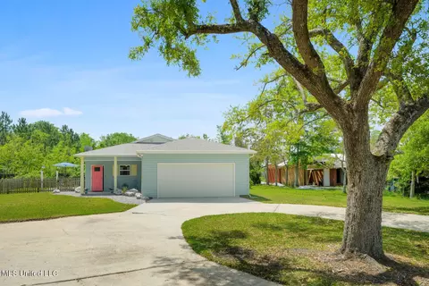 119 Lakeside Dr, Waveland, MS 39576