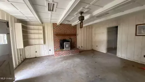 Living - 922 Linden Dr, Kosciusko, MS 39090 photo 3 of 3