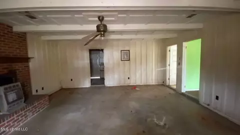 Living - 922 Linden Dr, Kosciusko, MS 39090 photo 2 of 3