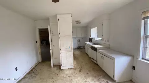 Entry Way - 922 Linden Dr, Kosciusko, MS 39090 photo 1 of 4