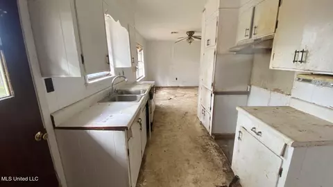 Entry Way - 922 Linden Dr, Kosciusko, MS 39090 photo 2 of 4