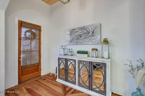 Entry Way - 513 Forest Glen Ln, Brandon, MS 39047 photo 1 of 2