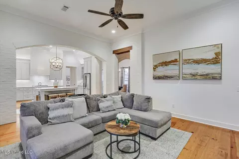 Living - 513 Forest Glen Ln, Brandon, MS 39047 photo 1 of 4